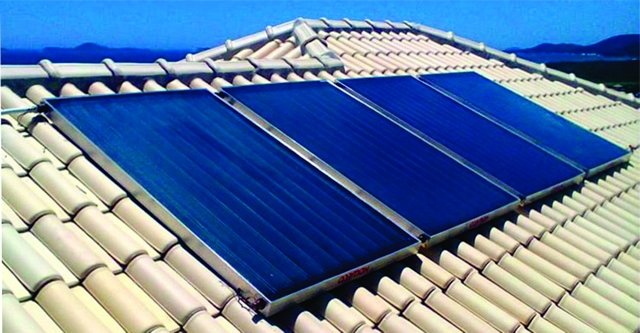 Instalação de aquecedor solar de água no telhado residencial